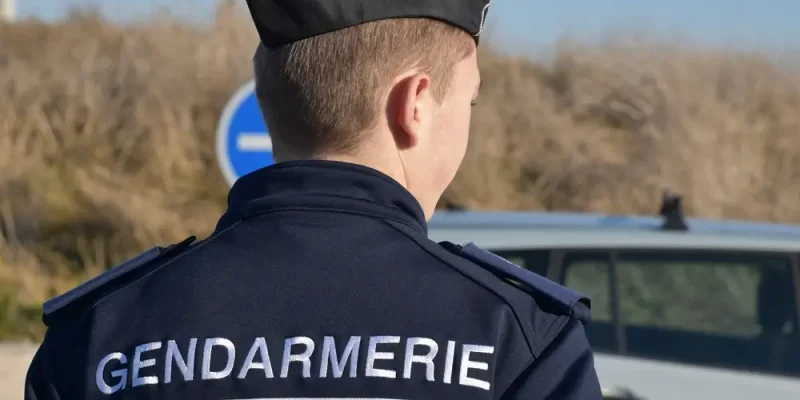 Gendarme adjoint volontaire en mission sur le terrain, représentant le rôle des GAV APJA chargés d’appuyer les sous-officiers dans les missions de police judiciaire, de sécurité publique et de maintien de l’ordre.