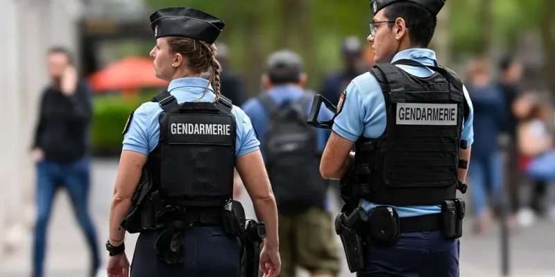 Deux gendarmes adjoints volontaires en patrouille en milieu urbain, illustrant le rôle des GAV dans l’appui aux sous-officiers de gendarmerie pour les missions de sécurité publique et de proximité.