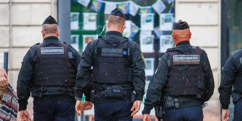 Quatre gendarmes en tenue d’intervention marchent en patrouille en milieu urbain, illustrant le concours externe de sous-officier de gendarmerie, voie d’accès principale ouverte aux civils titulaires du baccalauréat.